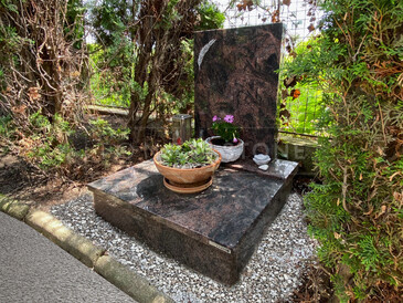 TONE OF STONE - kompletní služby v oblasti hřbitovní architektury, výroba pomníků, hrobů a hrobek, zlacení písma, pískování, opravy, vazy, lampy a urny.