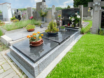TONE OF STONE - kompletní služby v oblasti hřbitovní architektury, výroba pomníků, hrobů a hrobek, zlacení písma, pískování, opravy, vazy, lampy a urny.