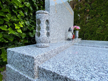 TONE OF STONE - kompletní služby v oblasti hřbitovní architektury, výroba pomníků, hrobů a hrobek, zlacení písma, pískování, opravy, vazy, lampy a urny.