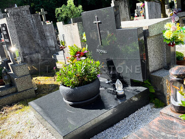 TONE OF STONE - kompletní služby v oblasti hřbitovní architektury, výroba pomníků, hrobů a hrobek, zlacení písma, pískování, opravy, vazy, lampy a urny.