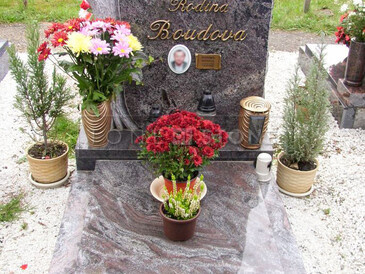 TONE OF STONE, služby v oblasti hřbitovní architektury, reference - výroba hrobu, zlacení písma, hřbitovní vázy, lampy a urny.  TONE OF STONE, služby v oblasti hřbitovní architektury, reference - výroba hrobu, zlacení písma, hřbitovní vázy, lampy a urny.