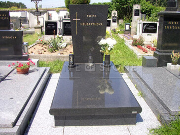 TONE OF STONE - zajišťujeme kompletní služby v oblasti hřbitovní architektury. Výroba pomníků, hrobů a hrobek, zlacení písma, pískování, opravy, zakázková výroba, TONE OF STONE. 