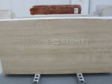 TRAVERTIN ROMANO CLASSICO - přírodní kámen z Itálie. Velmi oblíben díky svému elegantnímu vzhledu a decentní béžové kresbě, která se dobře kombinuje. Je vhodný pro výrobu parapetů, obkladů, dlažeb, stolových desek, krbových říms a pro řadu dalších výrobků z přírodního kamene, skladem v kamenictví TONE OF STONE.