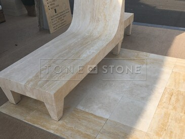 TRAVERTIN ROMANO CLASSICO - přírodní kámen z Itálie. Velmi oblíben díky svému elegantnímu vzhledu a decentní béžové kresbě, která se dobře kombinuje. Je vhodný pro výrobu parapetů, obkladů, dlažeb, stolových desek, krbových říms a pro řadu dalších výrobků z přírodního kamene, skladem v kamenictví TONE OF STONE.