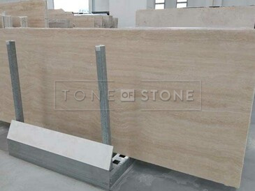 TRAVERTIN ROMANO CLASSICO - přírodní kámen z Itálie. Velmi oblíben díky svému elegantnímu vzhledu a decentní béžové kresbě, která se dobře kombinuje. Je vhodný pro výrobu parapetů, obkladů, dlažeb, stolových desek, krbových říms a pro řadu dalších výrobků z přírodního kamene, skladem v kamenictví TONE OF STONE.