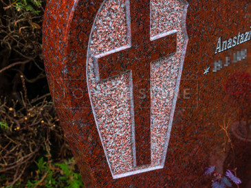 Urnový hrob 80x80 cm z žuly Imperial Red, chodníček z žuly Mystic Black, stříbrné písmo, sekaný kříž, vyřezaná a vyleštěná dekorativní podložka ve tvaru srdce, zakázková výroba.