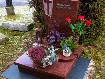 Urnový hrob 80x80 cm z žuly Imperial Red, chodníček z žuly Mystic Black, stříbrné písmo, sekaný kříž, vyřezaná a vyleštěná dekorativní podložka ve tvaru srdce, zakázková výroba.