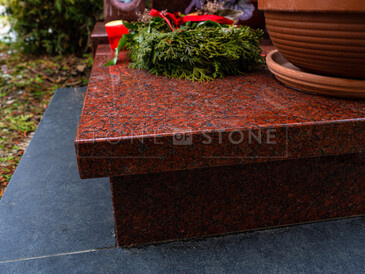 Urnový hrob z žuly Imperial Red, vel. 80x80 cm, chodníček z žuly Mystic Black, stříbrné písmo, sekaný kříž, vyřezaná a vyleštěná dekorativní podložka ve tvaru srdce, zakázková výroba. Urnový hrob z žuly Imperial Red, vel. 80x80 cm, chodníček z žuly Mystic Black, stříbrné písmo, sekaný kříž, vyřezaná a vyleštěná dekorativní podložka ve tvaru srdce, zakázková výroba.