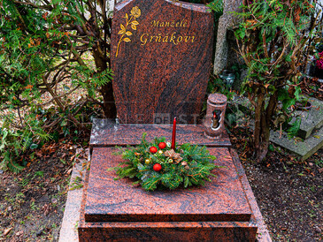 Urnový hrob ze žuly Multicolor s nápisovou deskou, pískování a zlacení textu a grafiky, kamenná svítilna, zakázková výroba TONE OF STONE.  Urnový hrob ze žuly Multicolor s nápisovou deskou, pískování a zlacení textu a grafiky, kamenná svítilna, zakázková výroba TONE OF STONE.