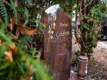 Urnový hrob ze žuly Multicolor s nápisovou deskou, pískování a zlacení textu a grafiky, kamenná svítilna, zakázková výroba TONE OF STONE.  Urnový hrob ze žuly Multicolor s nápisovou deskou, pískování a zlacení textu a grafiky, kamenná svítilna, zakázková výroba TONE OF STONE.