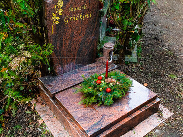 Urnový hrob ze žuly Multicolor s nápisovou deskou, pískování a zlacení textu a grafiky, kamenná svítilna, zakázková výroba TONE OF STONE.  Urnový hrob ze žuly Multicolor s nápisovou deskou, pískování a zlacení textu a grafiky, kamenná svítilna, zakázková výroba TONE OF STONE.