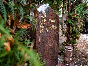 Urnový hrob ze žuly Multicolor s nápisovou deskou, pískování a zlacení textu a grafiky, kamenná svítilna, zakázková výroba TONE OF STONE.