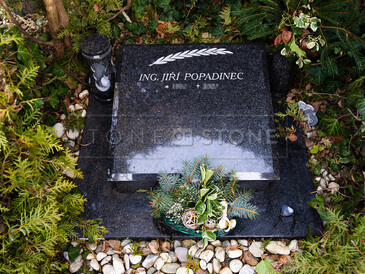 Urnový pomník s textem, materiál přírodní kámen - žula Impala, podstavec, zakázková výroba TONE OF STONE. 