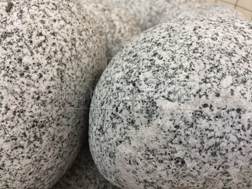 Velké dekorační žulové šedé okrasné valouny Velké dekorační žulové šedé okrasné valouny