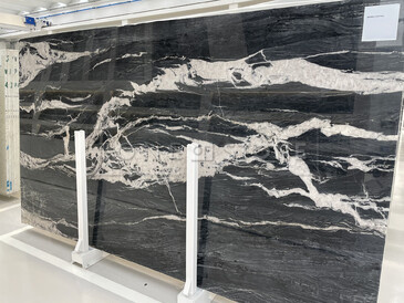 Velkoformátová deska - kvarcit BRINDLE CRYSTALL. Přírodní kámen s nádhernou kresbou a elegantním zbarvením. Kamenictví TONE OF STONE