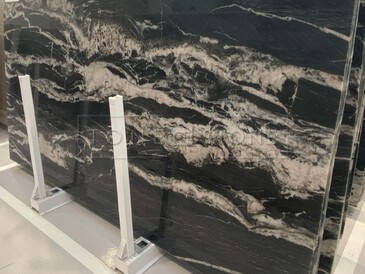 Velkoformátová deska - kvarcit BRINDLE CRYSTALL. Přírodní kámen s nádhernou kresbou a elegantním zbarvením. Kamenictví TONE OF STONE