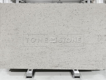 Velkoformátová deska z exotické bílé žuly PERFECT WHITE, země původu Brazílie. Elegantní design a velmi široké možnosti použití. Zakázková výroba, kamenictví TONE OF STONE 