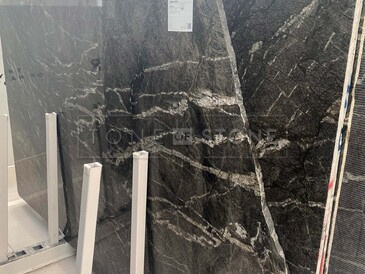 Velkoformátová deska z kvarcitu CARNIA GREY, zakázkové kamenictví TONE OF STONE