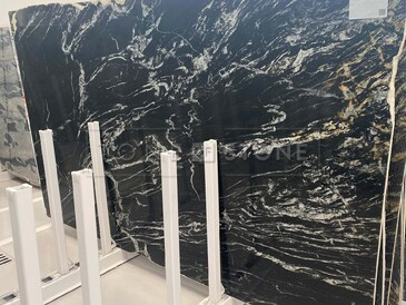 Velkoformátová deska z přírodního kamene, exotický kvarcit AFRICAN FUSION, unikátní kresba kombinující černou, žlutou a bílou barvu, zakázkové kamenictví TONE OF STONE