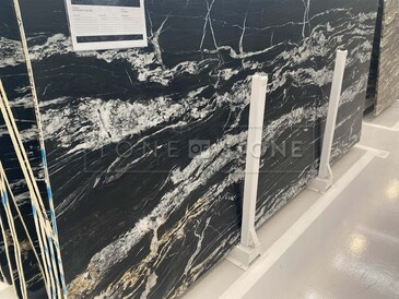 Velkoformátová deska z přírodního kamene, exotický kvarcit AFRICAN FUSION, unikátní kresba kombinující černou, žlutou a bílou barvu, kamenictví TONE OF STONE