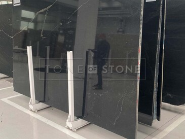 Velkoformátová deska, žula JURASSIC BLACK, přírodní kámen z Brazílie, kamenictví TONE OF STONE 