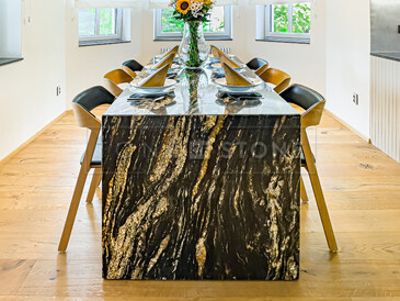 Velký jídelní stůl z brazilské žuly Magma Black, stůl z přírodního kamene ve tvaru obráceného písmene U se spodním zakrytím, zakázková výroba TONE OF STONE