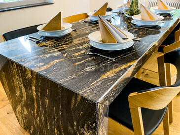 Velký jídelní stůl z brazilské žuly Magma Black, stůl z přírodního kamene ve tvaru obráceného písmene U se spodním zakrytím, kamenictví TONE OF STONE