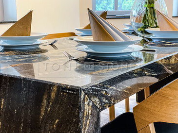 Velký jídelní stůl z brazilské žuly Magma Black, stůl z přírodního kamene ve tvaru obráceného písmene U se spodním zakrytím, kamenictví TONE OF STONE