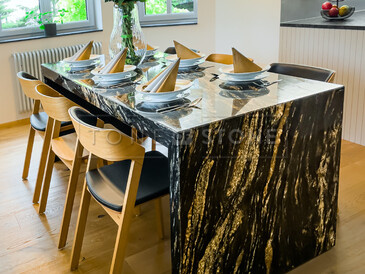 Velký jídelní stůl z exkluzivní brazilské žuly MAGMA BLACK ve tvaru obráceného písmene U se spodním zakrytím, zakázková výroba kamenictví TONE OF STONE.