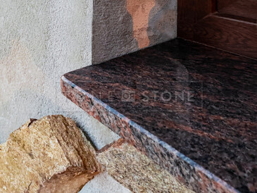 Venkovní parapet z přírodního kamene - žula, detail hrany