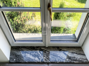 Vnitřní parapet z přírodního kamene - exkluzivní mramor ARABESCATO GRIGIO, detail hrany. Zakázka na míru, kamenictví TONE OF STONE  