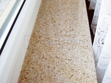 Vnitřní parapet z přírodního kamene, leštěná žula Padang Yellow, detail 