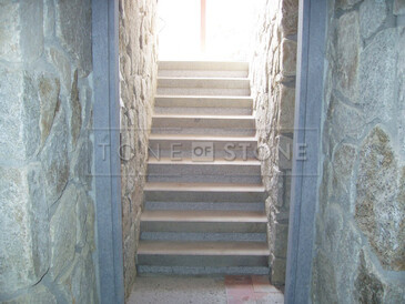 Výroba masivních schodů z přírodního kamene na míru, kamenictví TONE OF STONE 