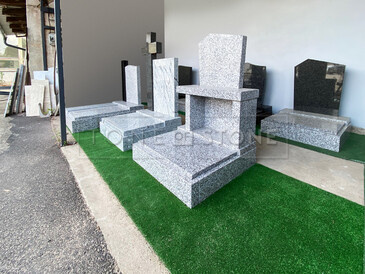 Zakázková výroba hrobů, hrobek a pomníků z přírodního kamene, ruční sekání a zlacení písma, kamenické práce. Kamenictví TONE OF STONE. Zakázková výroba hrobů, hrobek a pomníků z přírodního kamene, ruční sekání a zlacení písma, kamenické práce. Kamenictví TONE OF STONE.