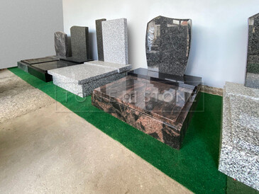 Zakázková výroba hrobů, hrobek a pomníků z přírodního kamene, ruční sekání a zlacení písma, kamenické práce. Kamenictví TONE OF STONE.