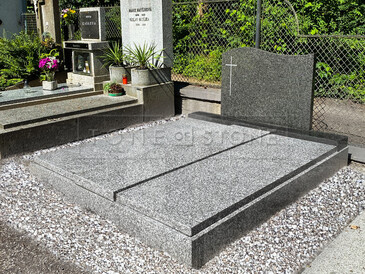 Zakázková výroba hrobů, hrobek a pomníků z přírodního kamene, ruční sekání a zlacení písma, hřbitovní vázy, lampy, urny, výroba pomníkových fotek.