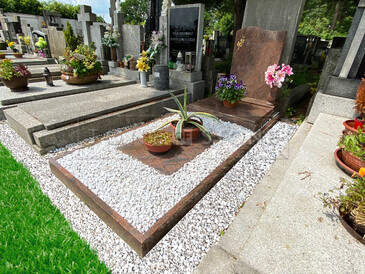 Zakázková výroba hrobu z přírodního kamene, kombinace desek ze žuly a kamenné drtě. Kamenictví TONE OF STONE.  