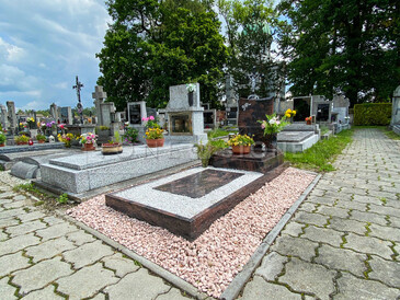 Zakázková výroba pomníku z přírodního kamene, kombinace žuly a kamenné drtě. Kamenictví TONE OF STONE poskytuje kompletní služby v oblasti hřbitovní architektury, výroby pomníků a hrobů, zlacení písma.  