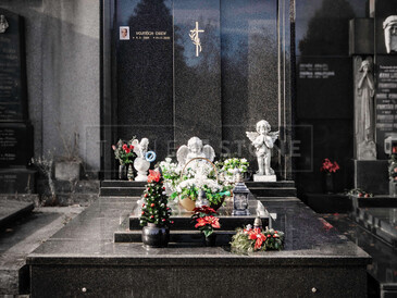 Zakázková výroba - rodinná hrobka se soklem, přírodní kámen - žula Impala, vel. 340x220 cm, tloušťka 5 a 7 cm. Zadní stěna 220x220 cm, pískované písmo. 