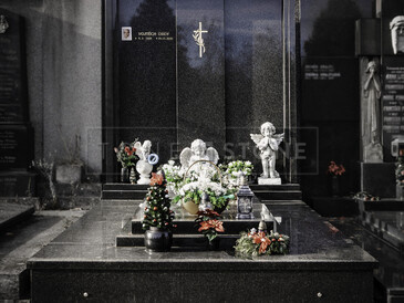 Zakázková výroba - rodinná hrobka se soklem, přírodní kámen - žula Impala, vel. 340x220 cm, tloušťka 5 a 7 cm. Zadní stěna 220x220 cm, pískované písmo. Zakázková výroba - rodinná hrobka se soklem, přírodní kámen - žula Impala, vel. 340x220 cm, tloušťka 5 a 7 cm. Zadní stěna 220x220 cm, pískované písmo.