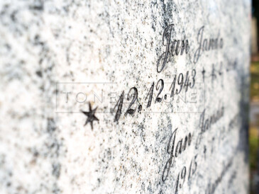 Zakázková výroba TONE OF STONE, jednohrob ze žuly Viscount White, pískované nápisy v černé barvě, chodníčky - opalovaný žula Padang Crystal.