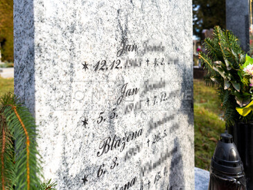 Zakázková výroba TONE OF STONE, jednohrob ze žuly Viscount White, pískované nápisy v černé barvě, chodníčky - opalovaný žula Padang Crystal.