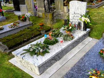 Zakázková výroba TONE OF STONE, jednohrob ze žuly Viscount White, pískované nápisy v černé barvě, chodníčky - opalovaný žula Padang Crystal.