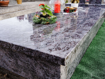 Zakázková výroba TONE OF STONE, jednohrob žula Orion, stříbrné písmo s konturou, šrafování.