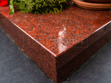 Zakázková výroba TONE OF STONE, urnový hrob 80x80 cm z žuly Imperial Red, chodníček z žuly Mystic Black, stříbrné písmo, sekaný kříž, vyřezaná a vyleštěná dekorativní podložka ve tvaru srdce. Zakázková výroba TONE OF STONE, urnový hrob 80x80 cm z žuly Imperial Red, chodníček z žuly Mystic Black, stříbrné písmo, sekaný kříž, vyřezaná a vyleštěná dekorativní podložka ve tvaru srdce.