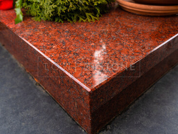 Zakázková výroba TONE OF STONE, urnový hrob 80x80 cm z žuly Imperial Red, chodníček z žuly Mystic Black, stříbrné písmo, sekaný kříž, vyřezaná a vyleštěná dekorativní podložka ve tvaru srdce.