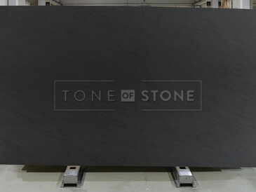 Žula CARBON GREY - přírodní kámen s elegantní pravidelnou kresbou a decentním šedým zbarvením, země původu Brazílie. Mezi zákazníky je značně oblíben nejen díky svému exkluzivnímu vzhledu, ale také díky širokým možnostem použití. Tato žula je vhodná pro výrobu parapetů, obkladů, dlažeb, kuchyňských a koupelnových desek, pro výrobu luxusních stolů a dalších exkluzivních předmětů. Skladem v kamenictví TONE OF STONE.