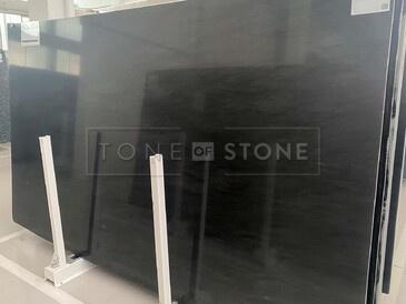 Velkoformátový přírodní kámen - žula Carbon Grey, země původu Brazílie, Zakázkové kamenictví TONE OF STONE