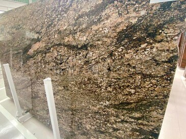 Žula PEGASUS - velkoformátový přírodní kámen, země původu Indie. Tato žula je vhodná na výrobu parapetů, obkladů, dlažeb, krbových říms, koupelnových a kuchyňských desek a pro výrobu dalších produktů z přírodního kamene. Skladem v kamenictví TONE OF STONE.