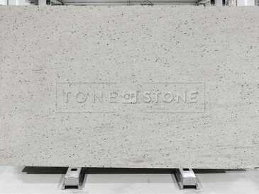 Žula PERFECT WHITE - velmi odolná a vzácná bílá žula. Kámen lze upravovat, např. opalovat, brousit nebo leštit. Tato žula je vhodná pro výrobu parapetů, obkladů, dlažeb, kuchyňských a koupelnových desek, obkladů krbů, fasád. Skladem v kamenictví TONE OF STONE. Žula PERFECT WHITE - velmi odolná a vzácná bílá žula. Kámen lze upravovat, např. opalovat, brousit nebo leštit. Tato žula je vhodná pro výrobu parapetů, obkladů, dlažeb, kuchyňských a koupelnových desek, obkladů krbů, fasád. Skladem v kamenictví TONE OF STONE.